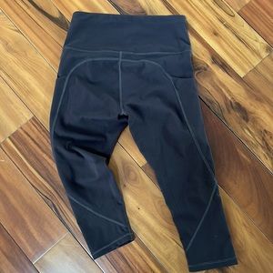 Tunglung cropped leggings w pockets. No flaws. Feels like athleta texture.